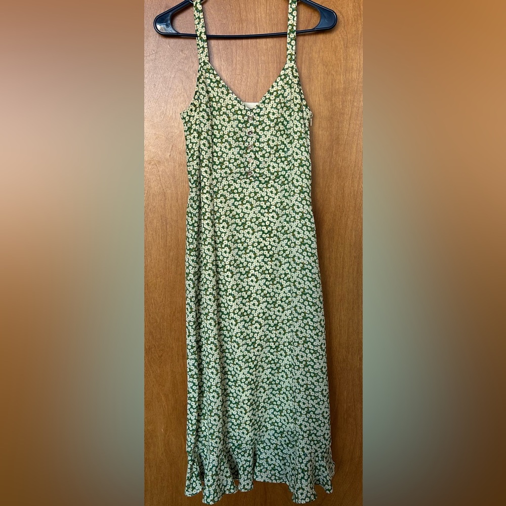Lulu’s Green Floral Sundress with Spaghetti Straps and Gold Buttons